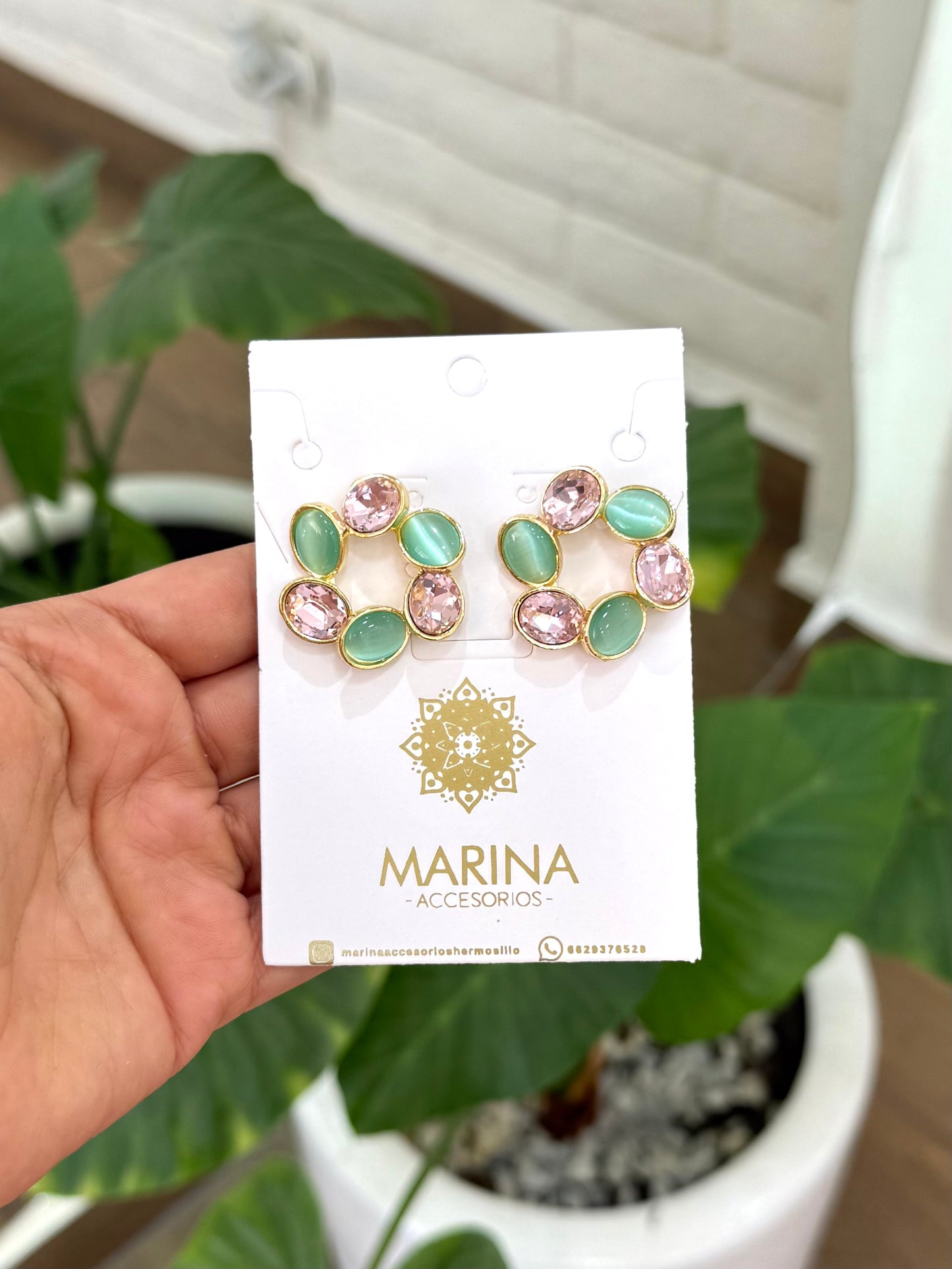 Aretes de pedrería multicolor